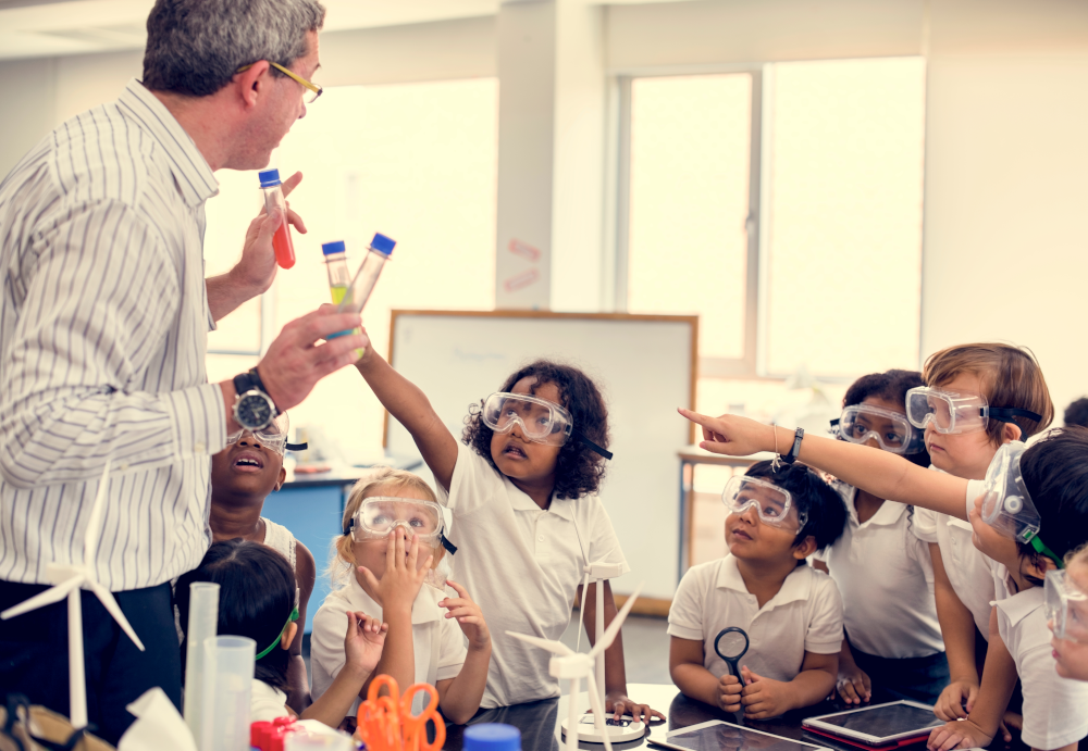 Propuestas de Aciertas-COSCE para impulsar la ciencia en las aulas en el curso 2025-2026